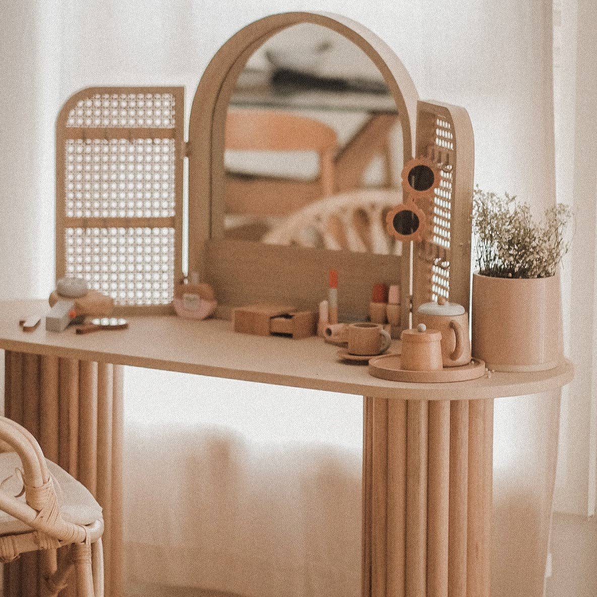 Make Me Iconic Pretend Play Wooden Beauty Kit display idea