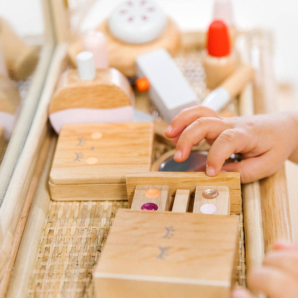 Make Me Iconic Pretend Play Wooden Beauty Kit  close up