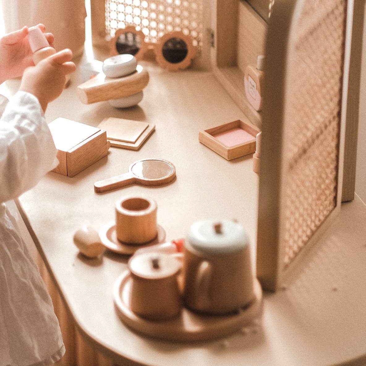 Make Me Iconic Pretend Play Wooden Beauty Kit close up example